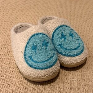 Preppy blue smiley face slippers!💙🧿⭐️🤍